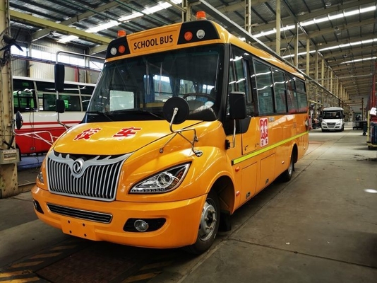 24 Sitzplätze Dongfeng Schulbus mit 85 Maximalleistung und 6-8L Motor Kapazität