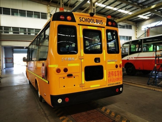 24 Sitzplätze Dongfeng Schulbus mit 85 Maximalleistung und 6-8L Motor Kapazität