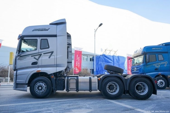 FAW Jiefang J7 Schwerlastwagen 560 PS 6X4 Großtraktionslastwagenkopf mit Multimedia-System